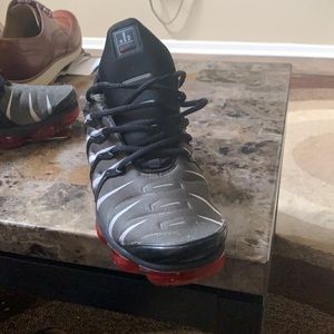 Blk red grey used vapor max 50